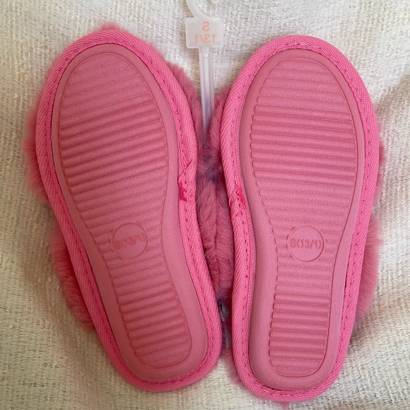 Cat&Jack NWT fuzzy faux Vibrant Pink fur criss cross slipper size Small … - Picture 4 of 5